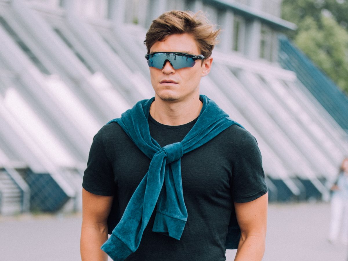 Gli occhiali da sole da ciclista sono la nuova mania della moda uomo