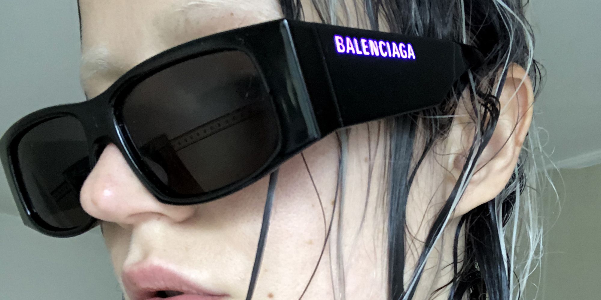 Alle sfilate di Parigi primavera estate 2020 la collezione di Balenciaga mostra l'accessorio must-have: gli occhiali da sole con scritta LED in technicolor.