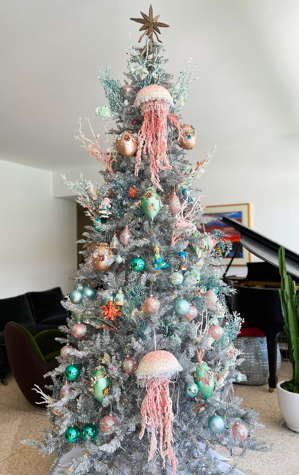 35+ Novel Christmas Tree Themes That Are the Best Break from Tradition