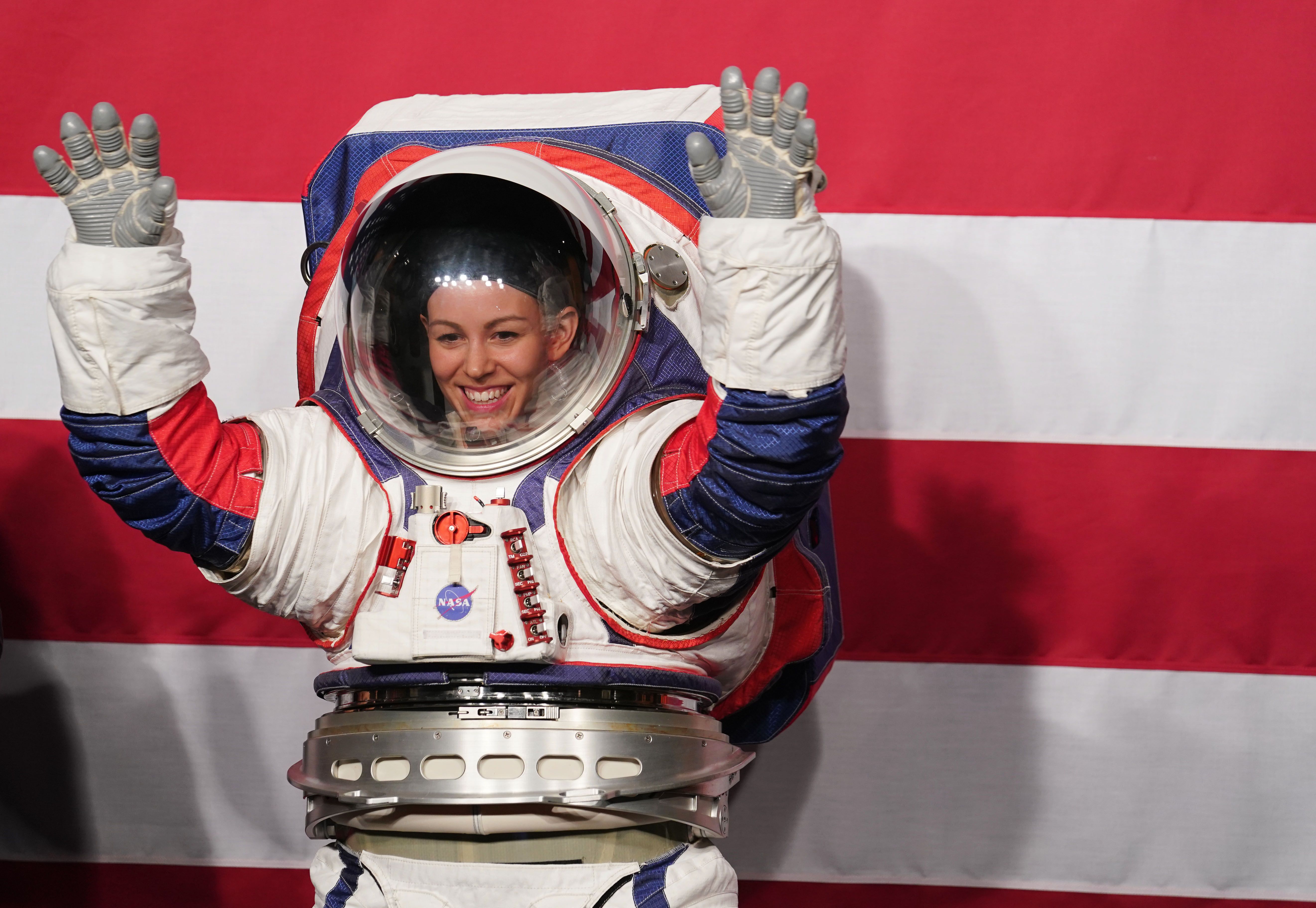 Нов наса. Скафандр Космонавта НАСА. Скафандр астронавта НАСА. Девушка в скафандре. Космический костюм НАСА.