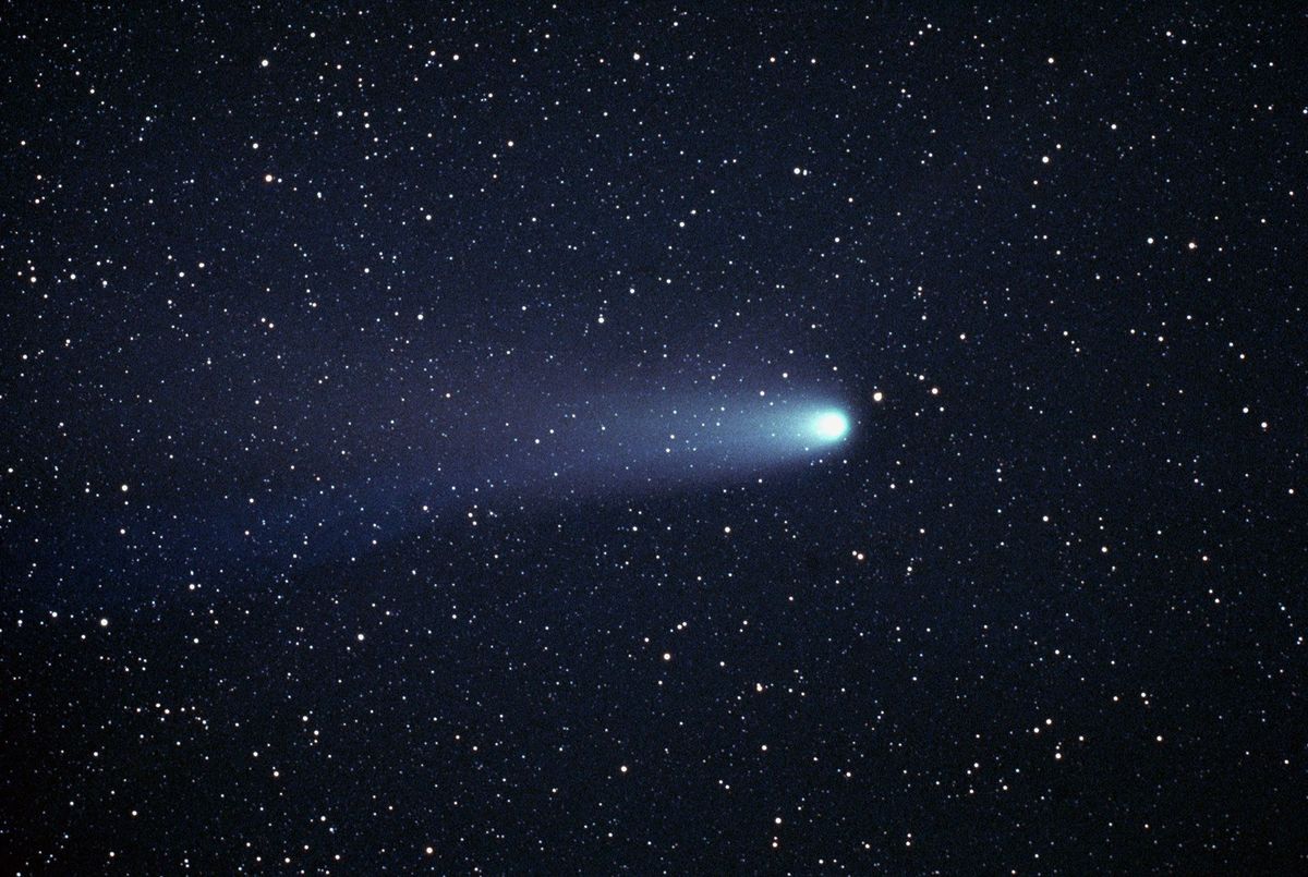 De meteorenzwerm Orioniden die rond 21 oktober op zijn hoogtepunt is wordt veroorzaakt door achtergebleven stofdeeltjes van de komeet Halley hier te zien terwijl hij door het binnenste deel van het zonnestelsel suist