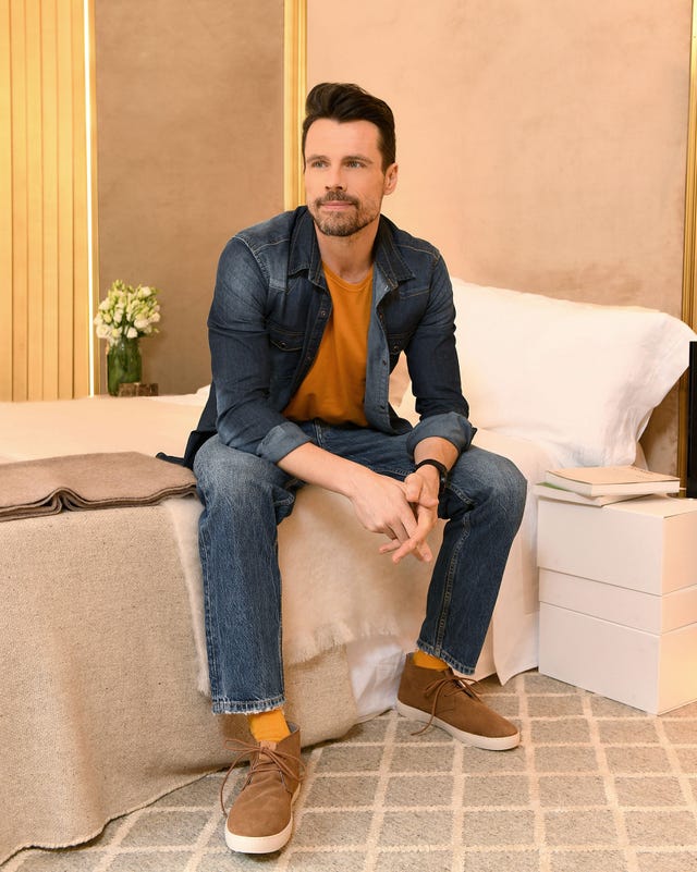 el actor, con pantalón y camisa vaquera, durante la sesión de fotos con diez minutos