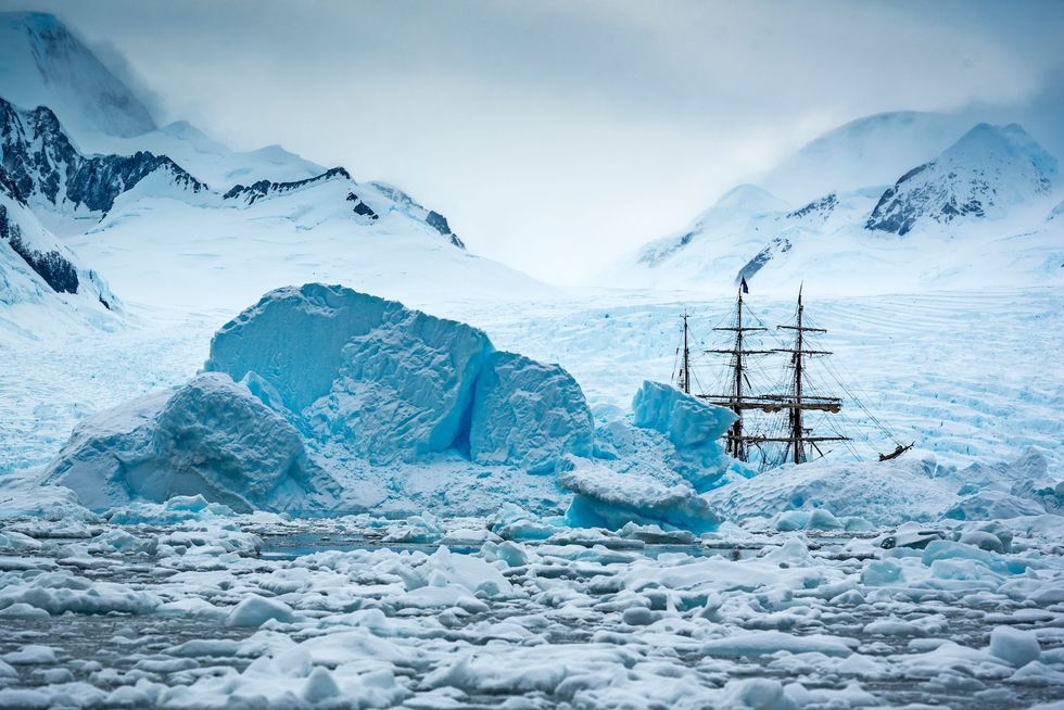 Kruiend gletsjerijs in Cierva Cove omringt de Bark Europa in een ijskoud spektakel