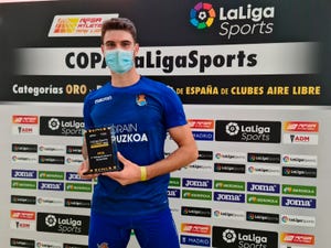 odei jainaga posa con el trofeo al atleta más valioso de la copa de clubes de atletismo 2020 tras batir el récord de españa de jabalina en vallehermoso