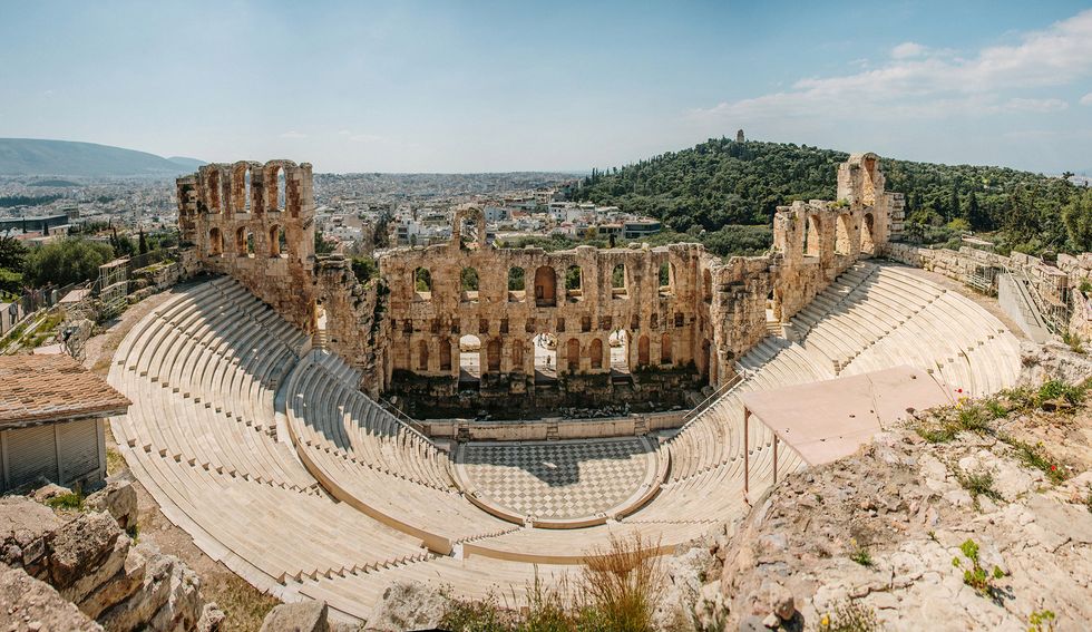 teatro odeón de herodes en atenas, grecia a los pies de la acropolis