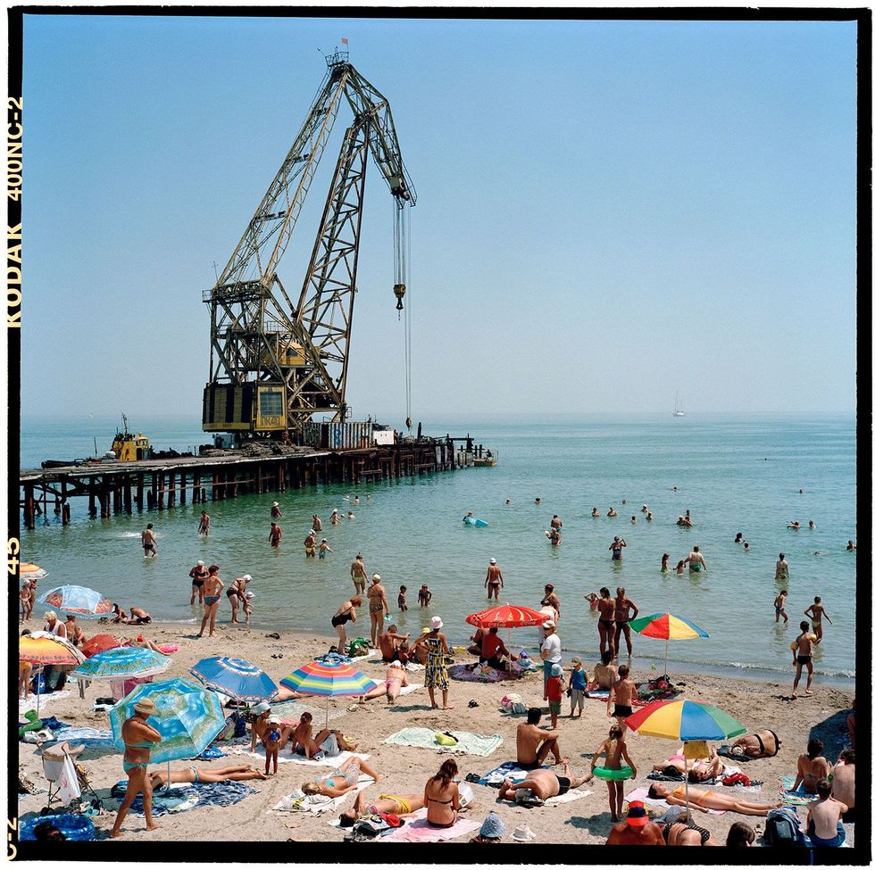 2007 OdessaEen drijvende kraan breekt oude pontons af voor de kust van Odessa Aan het Arcadiastrand in de zuidelijke stad aan de Zwarte Zee zoeken zeker in een warme zomer als deze talloze badgasten verkoeling