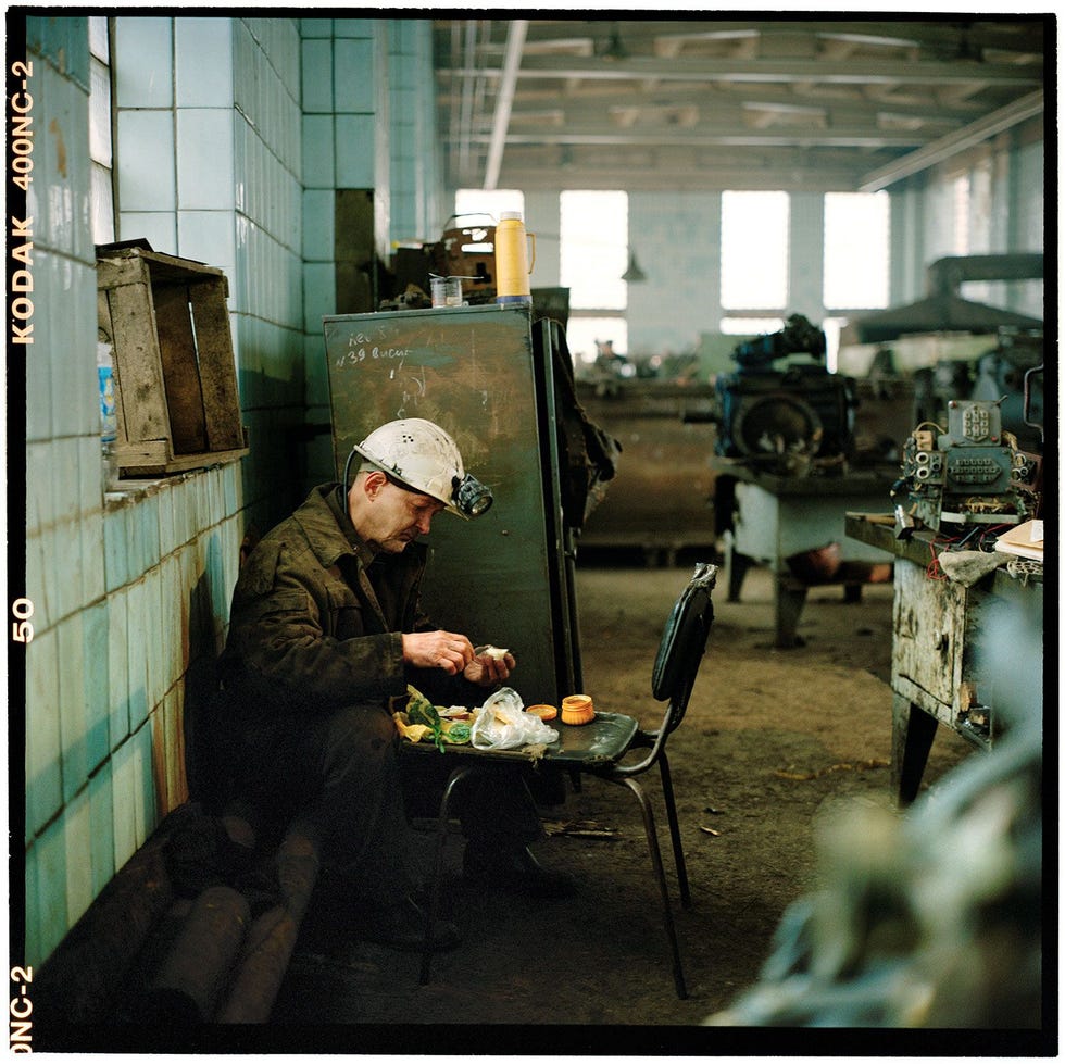 2007 Donetsk Een kompel nuttigt zijn lunch in een werken opslagplaats van de Koejbysjevskamijn in Donetsk De steenkolenmijnen en andere zware industrie in de Donbas of het Donetsbekken zijn vanouds een belangrijke pijler van de Oekraense economie Zoals veel kolenmijnen in de overwegend Russischtalige regio is Koejbysjevska inmiddels gesloten zie ook Europas laatste kompels in National Geographic 032021