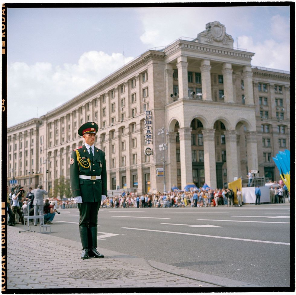 2006 Kiev Een militair houdt de wacht op de Chresjtsjatyk de hoofdstraat van Kiev in afwachting van de ceremonile optocht van blaaskappellen bij de viering van de onafhankelijkheid