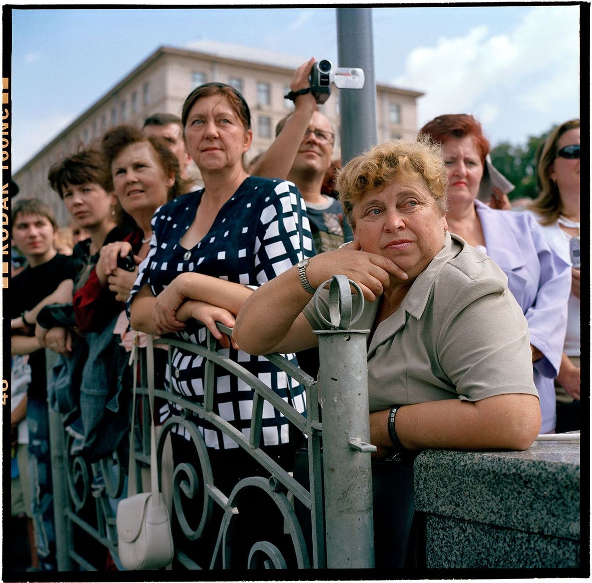 2006 Kiev Op het Majdan Nezalezjnosti het centrale plein van de hoofdstad kijken aanwezigen naar de parade bij de jaarlijkse viering van de Oekraense onafhankelijkheid 24 augustus 1991 Vanwege een vliegtuigongeluk in de buurt van Donetsk diezelfde week vonden de festiviteiten in 2006 twee dagen later plaats dan gebruikelijk