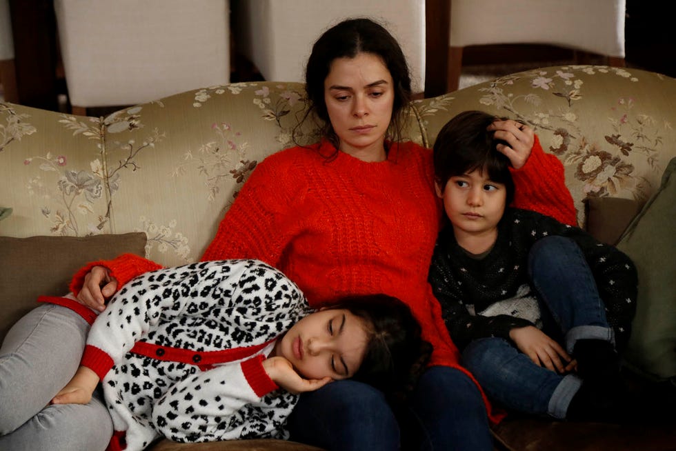 özge özpirincci kübra süzgün y ali semi sefil mujer