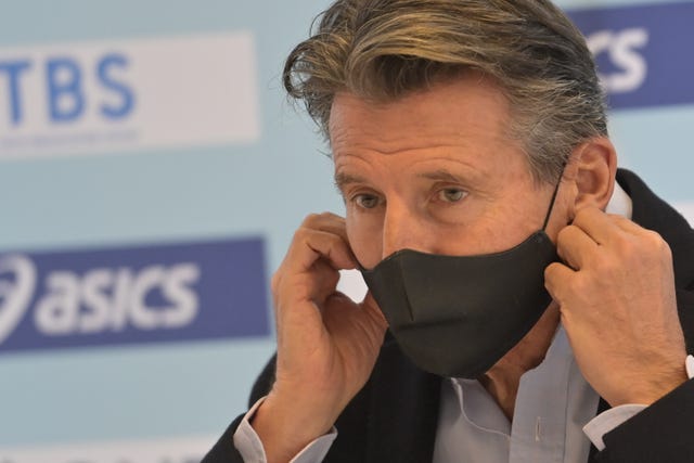 sebastian coe se ajusta la mascarilla durante una rueda de prensa en el mundial de medio maratón de gdynia polonia en octubre de 2020