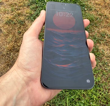 ofertas teléfonos móviles baratos una mano sujeta un teléfono móvil honor 400 lite cuya pantalla muestra un dibujo de un anochecer en el mar