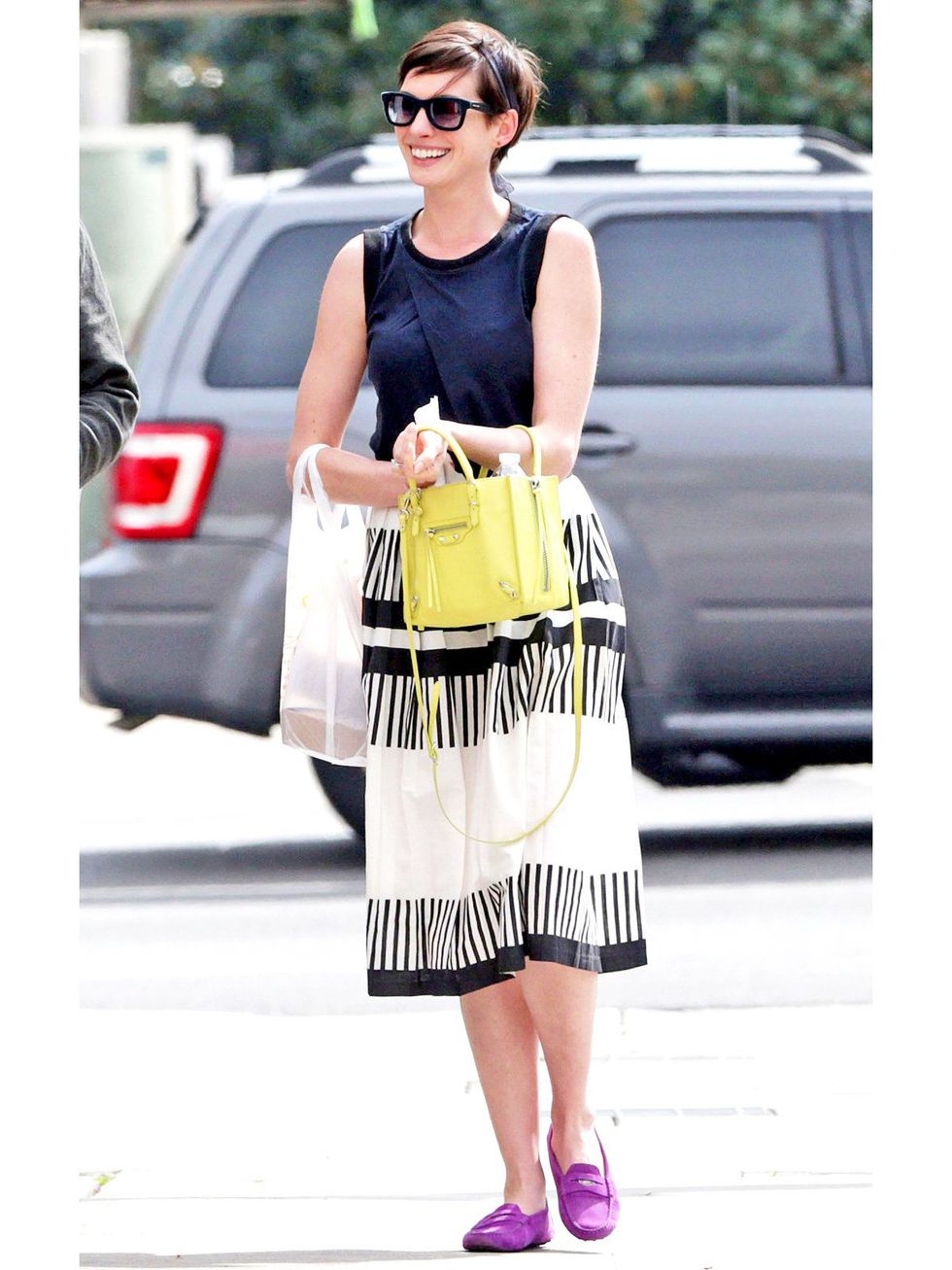 anne hathaway, tods, gommino