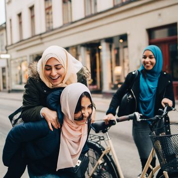 drie moslim vrouwen fietsen