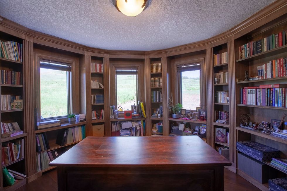 Room, Building, Property, Furniture, Bookcase, Shelving, Library, Ceiling, Shelf, Home, 