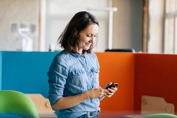 mujer usando el móvil