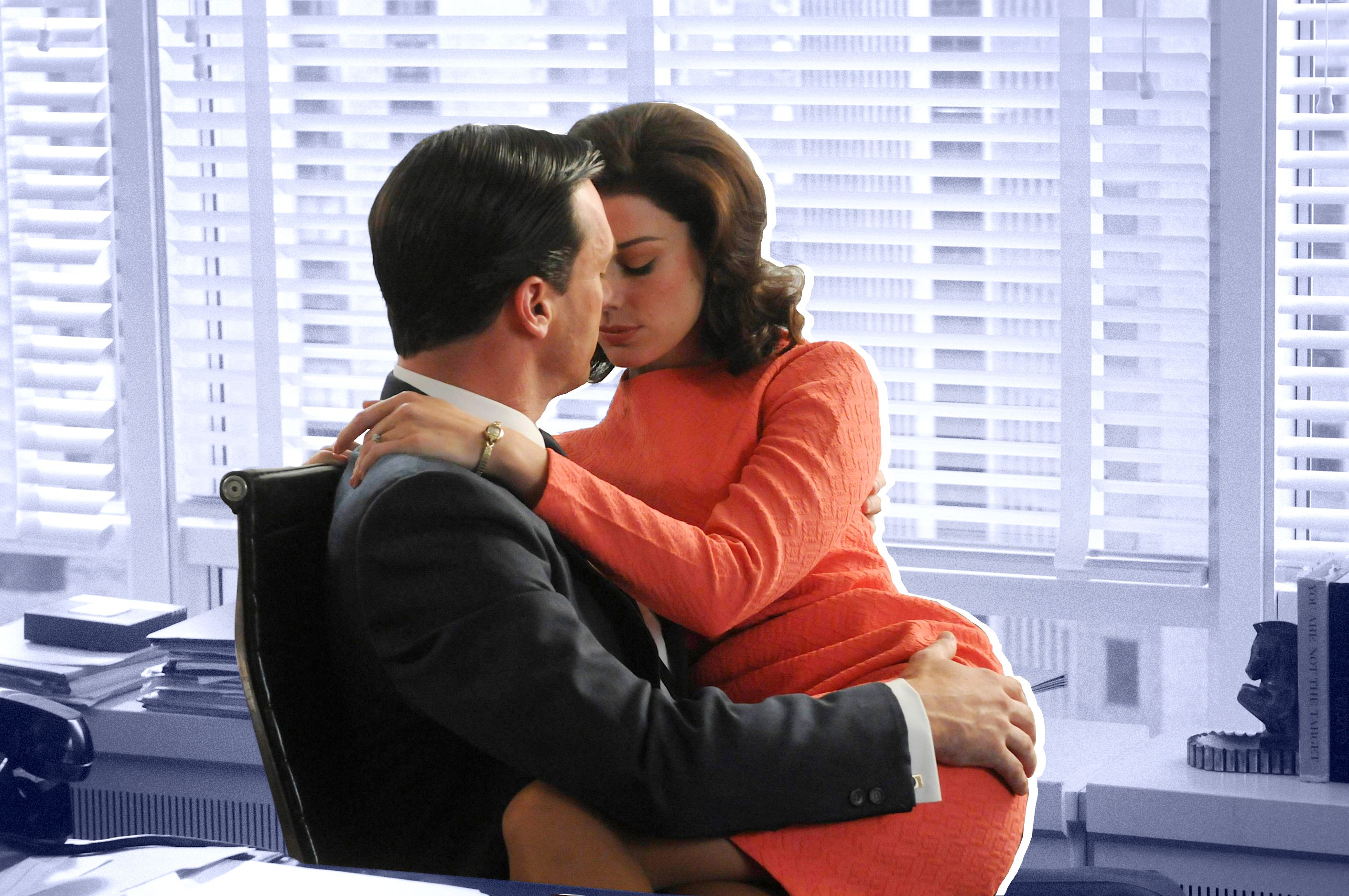 Измена мужу с боссом. Поцелуй в офисе. Парень целует девушку в офисе. Любовь с начальником. Любовь в офисе.