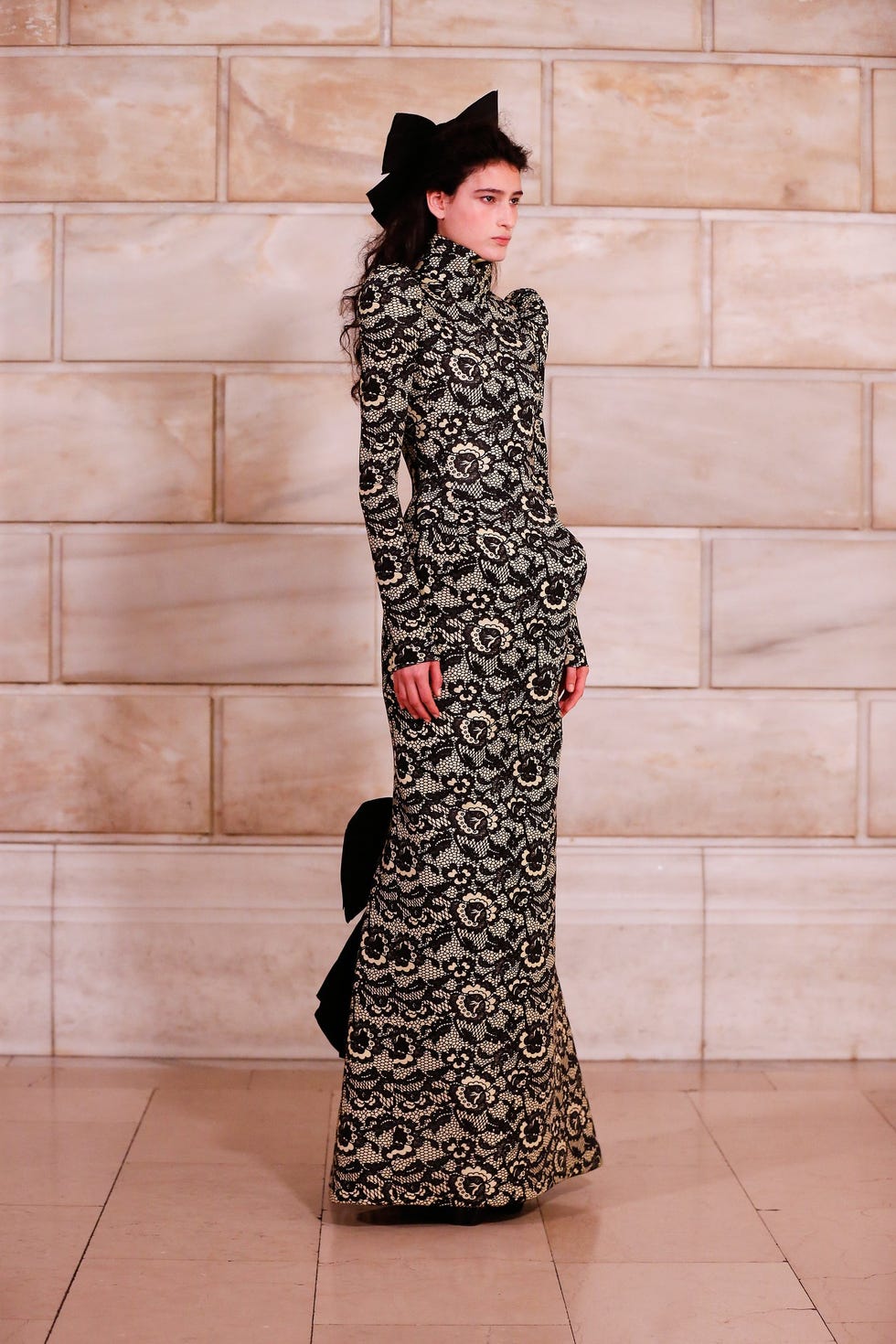 modelo exibindo um vestido estampado preto e creme