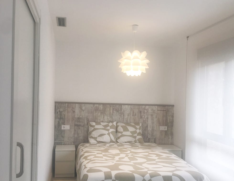 dormitorio decorado en blancos y grises