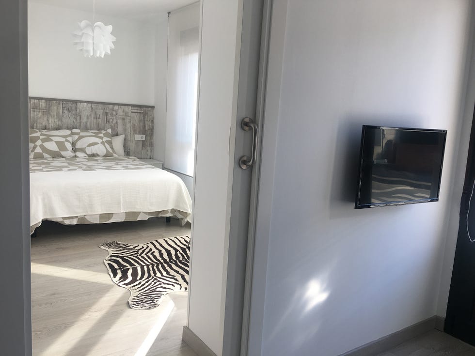 dormitorio decorado en blancos y grises