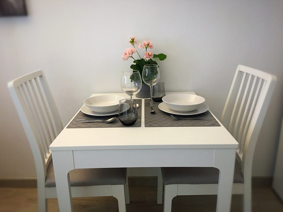 mesa y sillas blancas de comedor de diseño nórdico