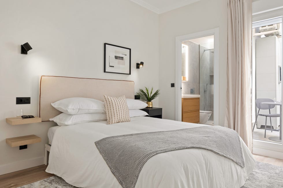 dormitorio con baño en suite y acceso a la terraza