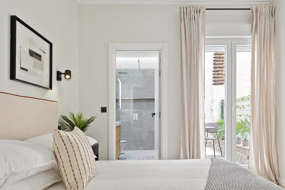 dormitorio con baño en suite y acceso a la terraza