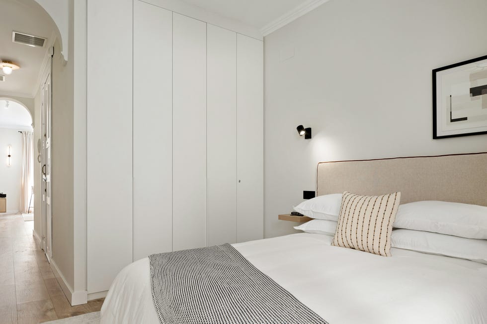 dormitorio con armario blanco empotrado