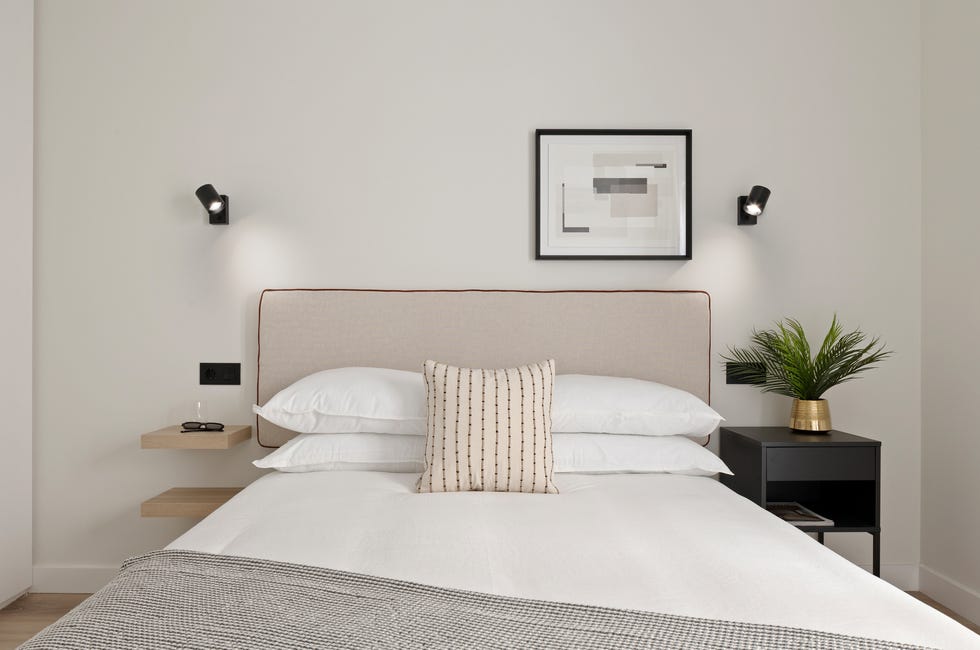 cama con cabecero tapizado en beige