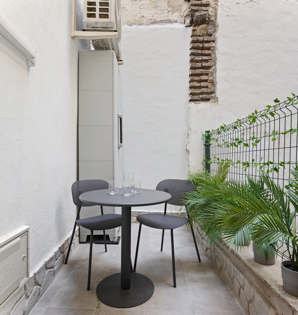 terraza con conjunto de mesa y sillas
