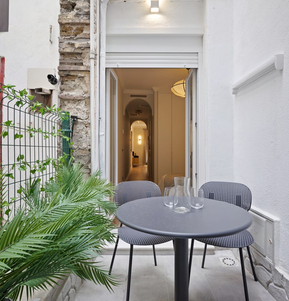terraza con conjunto de mesa y sillas
