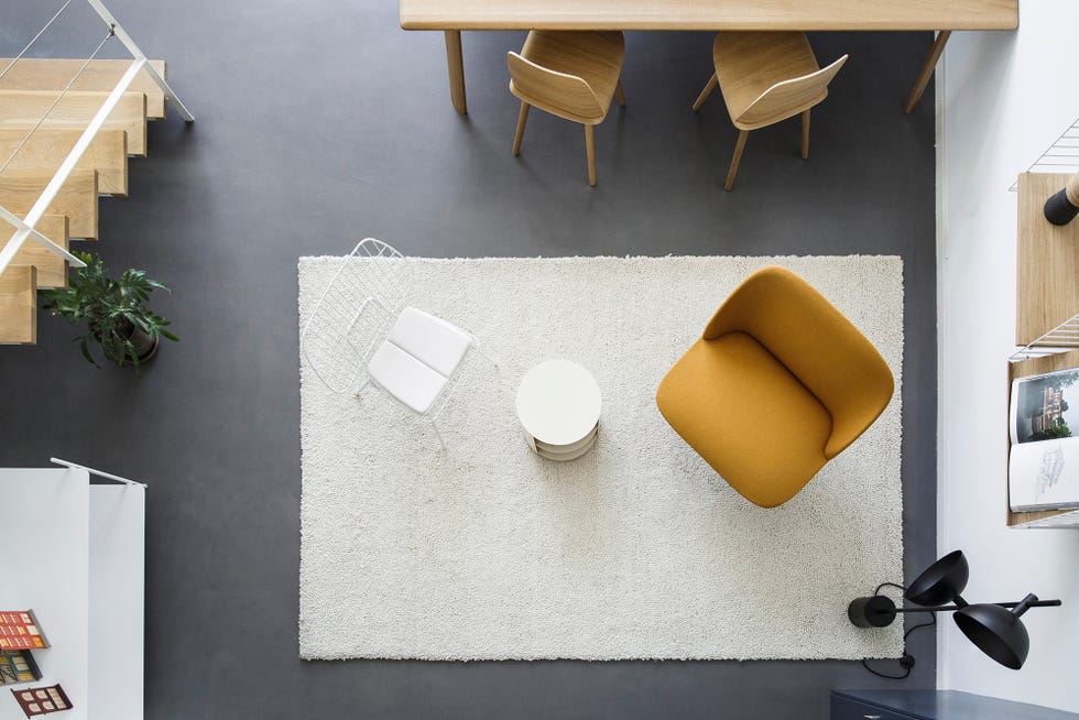 Oficina diseñada como loft minimalista