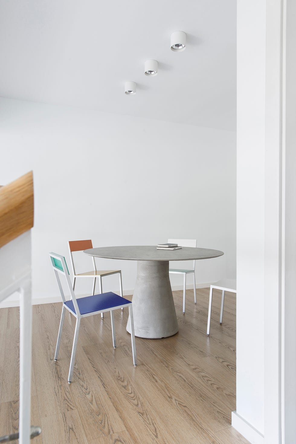 Oficina diseñada como loft minimalista