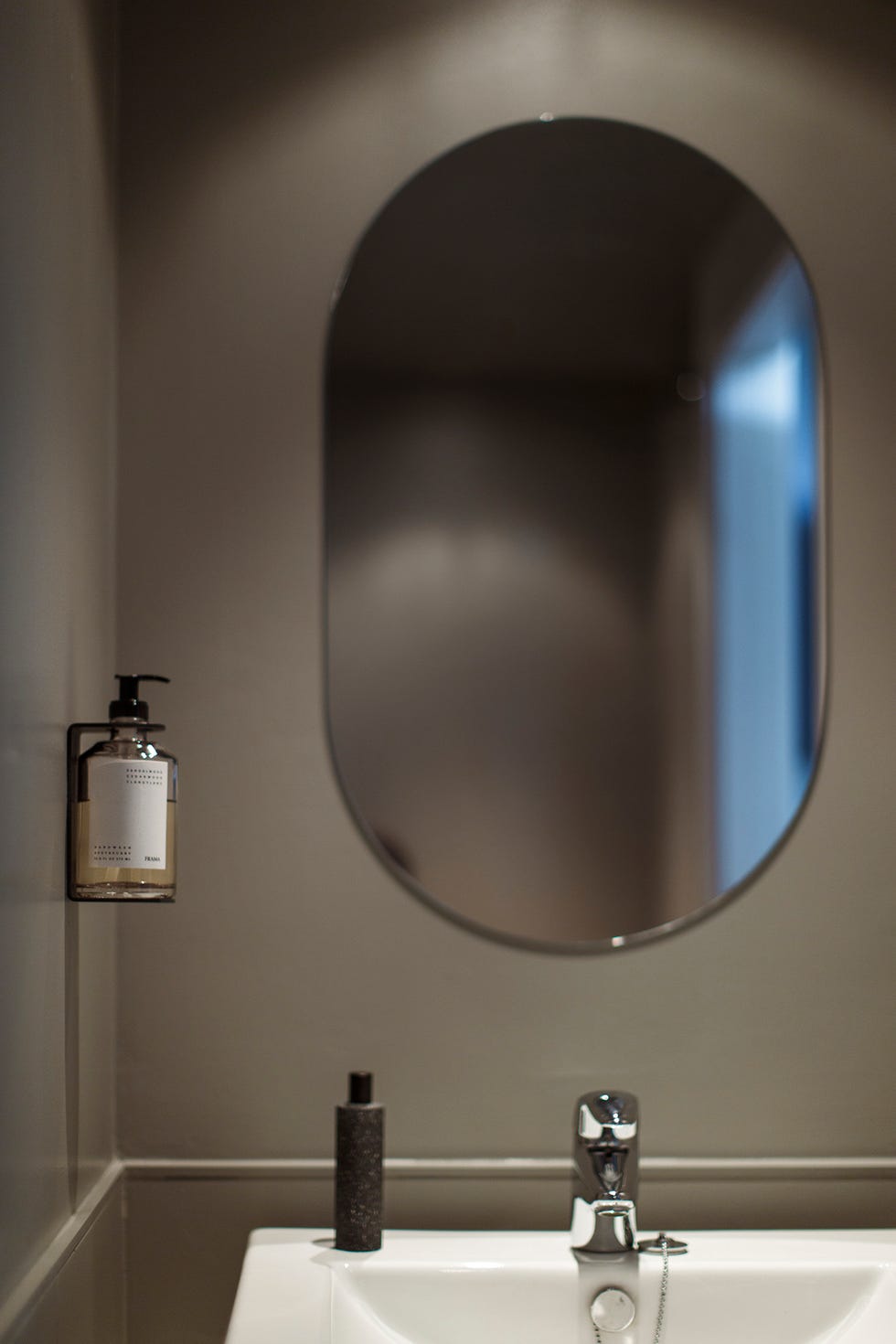 Oficina diseñada como loft minimalista