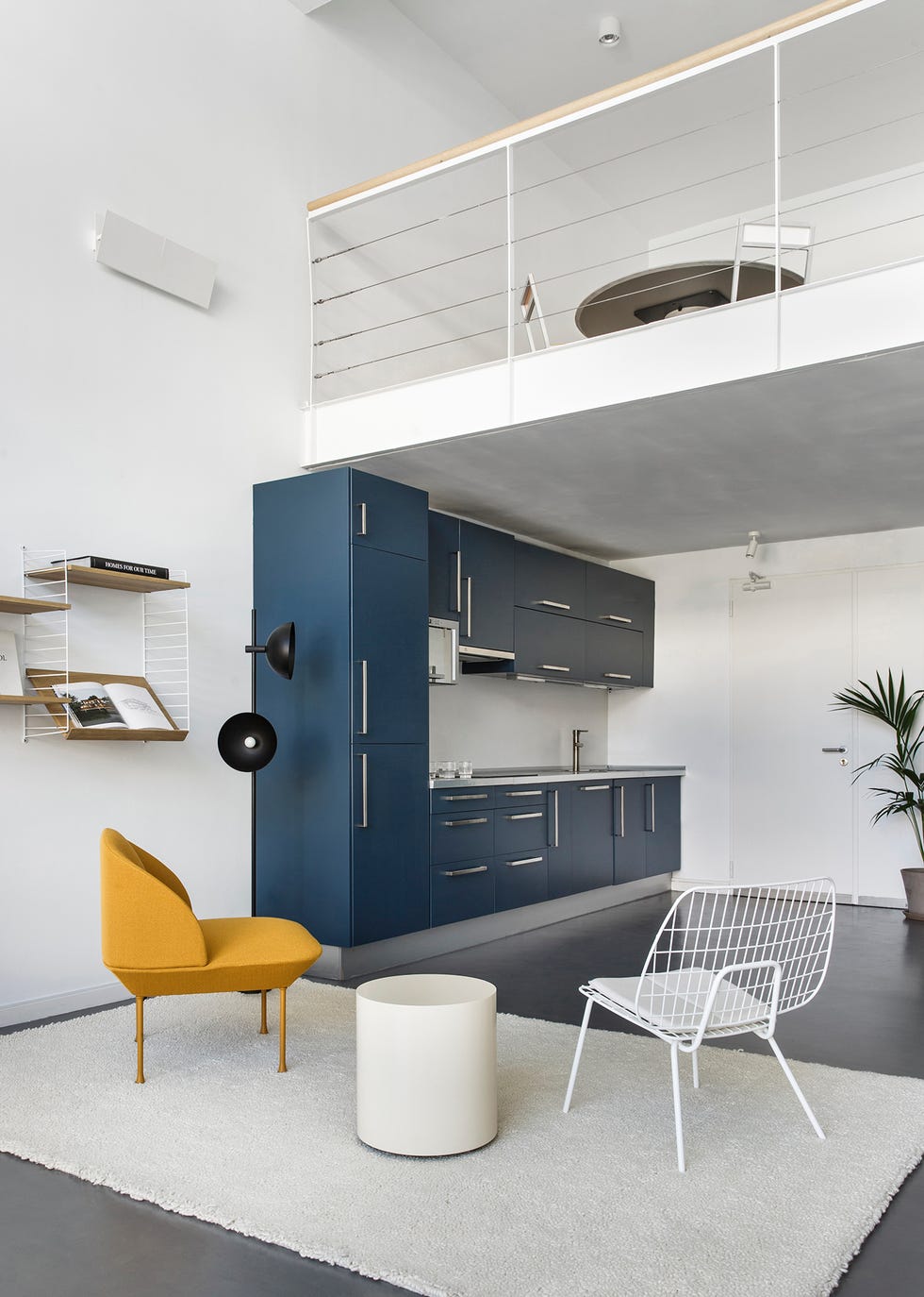 Oficina diseñada como loft minimalista
