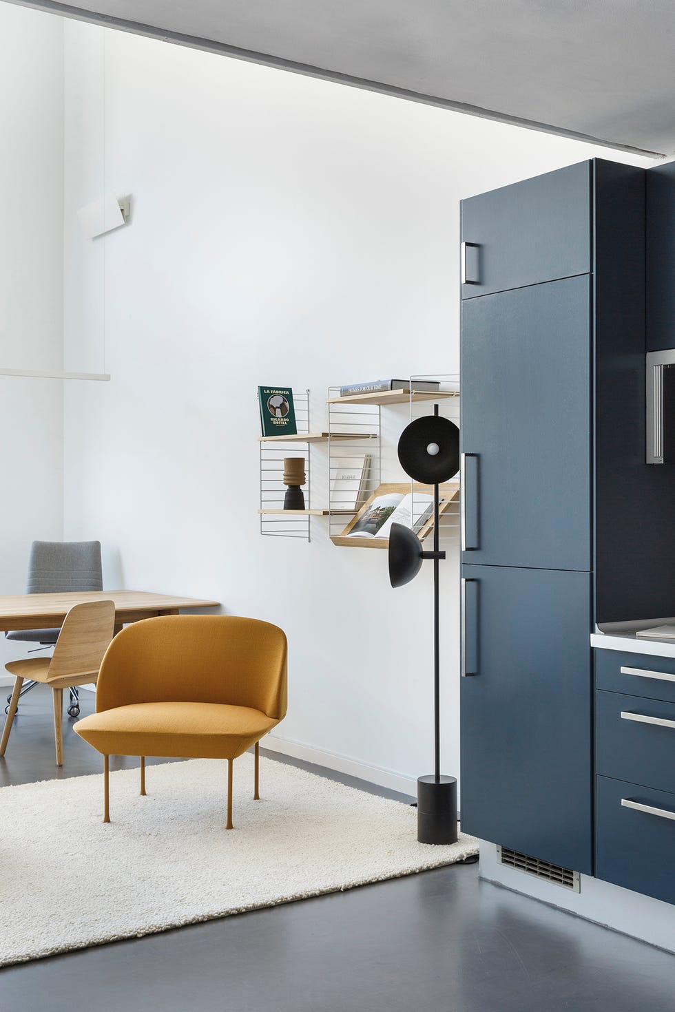 Oficina diseñada como loft minimalista