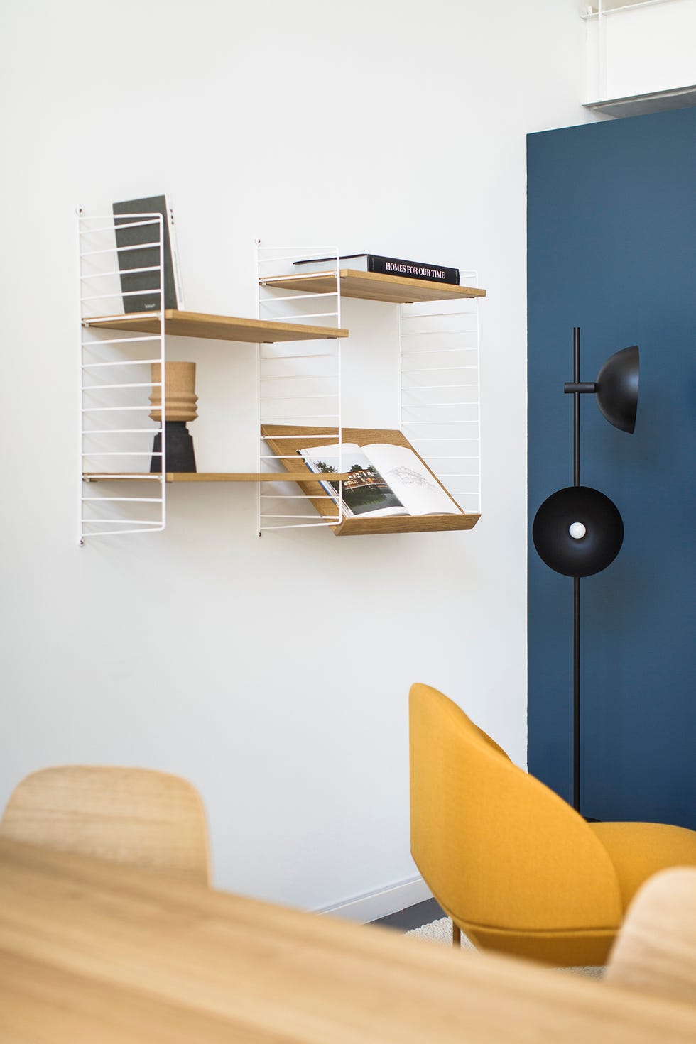 Oficina diseñada como loft minimalista