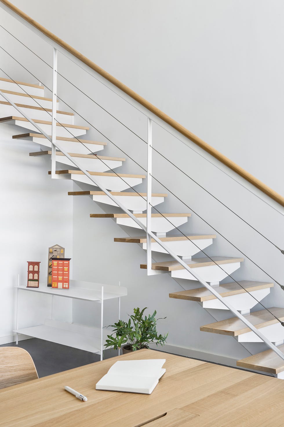 Oficina diseñada como loft minimalista