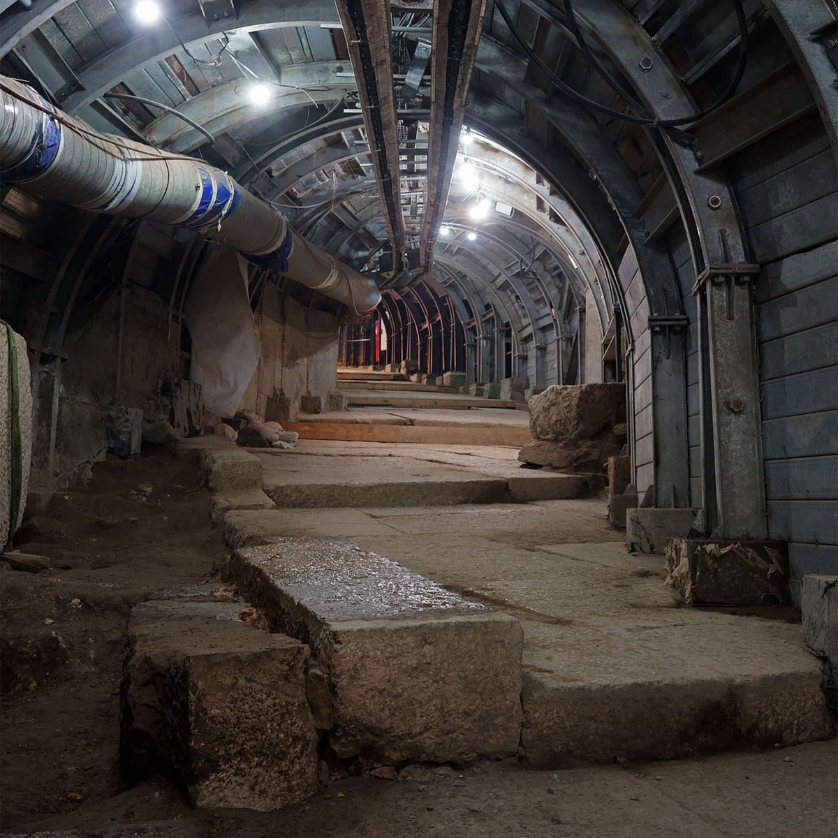 Voor het opgraven van een oude trapvormige weg in Jeruzalem leggen Isralische archeologen en ingenieurs een metroachtige tunnel aan onder een Palestijnse wijk