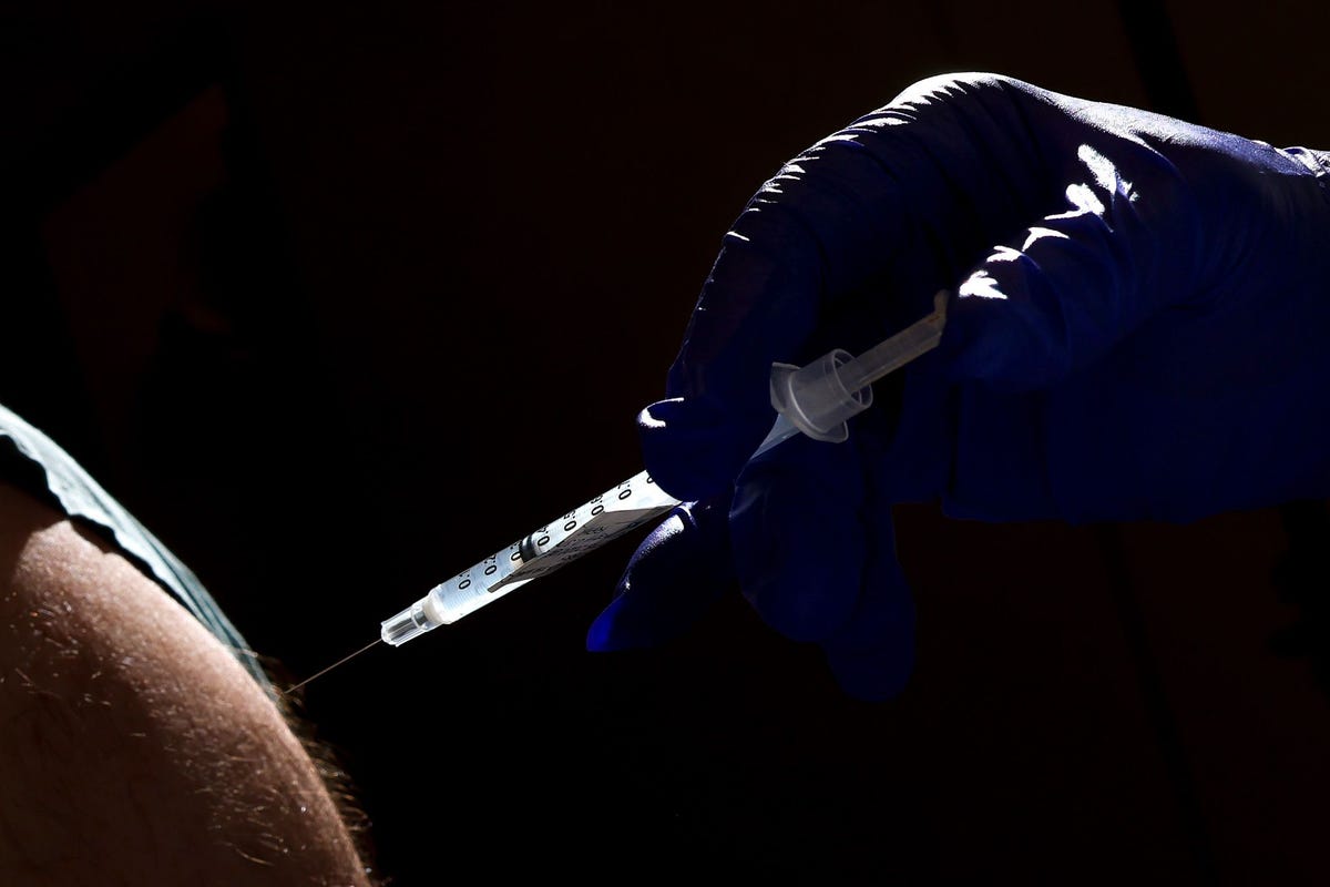 Nu er steeds meer mensen worden gevaccineerd wordt de vraag hoe we weer veilig terug kunnen keren in de maatschappij belangrijker
