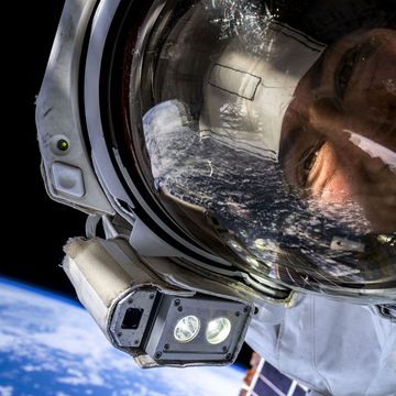 NASAastronaute Christina Koch neemt een ruimteselfie met de aarde achter haar Gedurende de eerste ruimtewandeling die alleen door vrouwen werd uitgevoerd werkten zij en collegaastronaute Jessica Meir op 18 oktober 2019 zeventien uur lang in het vacum van de ruimte