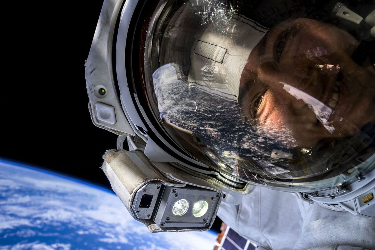 NASAastronaute Christina Koch neemt een ruimteselfie met de aarde achter haar Gedurende de eerste ruimtewandeling die alleen door vrouwen werd uitgevoerd werkten zij en collegaastronaute Jessica Meir op 18 oktober 2019 zeventien uur lang in het vacum van de ruimte