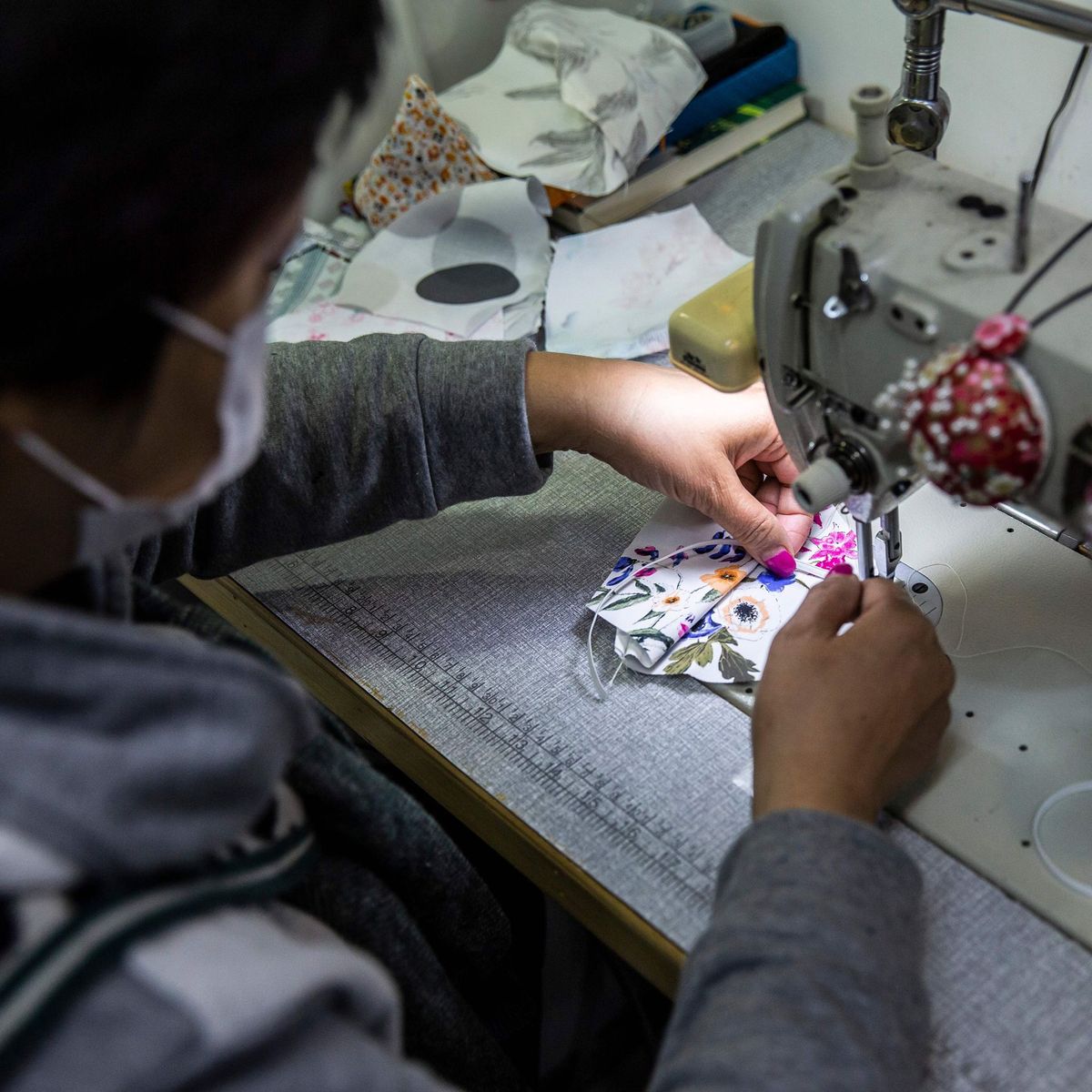 Op 20 februari 2020 maakt naaister Elase Wong mondkapjes van gebloemde stof in een winkel in Hongkong Vanwege de tekorten tijdens de virusuitbraak gingen inwoners van Hongkong ertoe over om hun eigen mondkapjes te maken van professionele fabrieken tot naaisters die zelf aan de slag gingen met een naaimachine