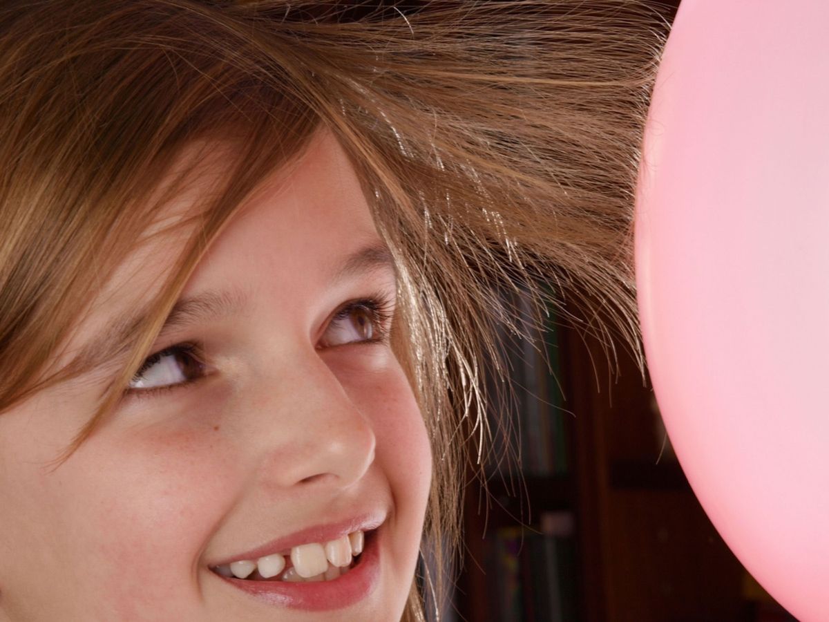 Meisje met een ballon en heet statisch haar
