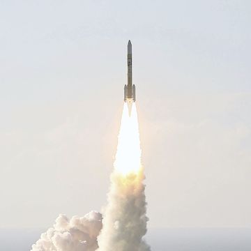 Aan boord van een Japanse HIIAraket wordt de Marsorbiter Hoop gelanceerd De sonde werd ontwikkeld door het Mohammed Bin Rashid Space Centre MBRSC in de Verenigde Arabische Emiraten VAE