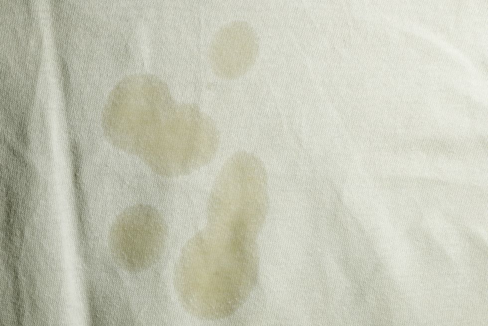 衣服沾到汙漬怎麼辦？咖啡漬、血漬、汗漬，8項清洗髒衣服的小技巧！