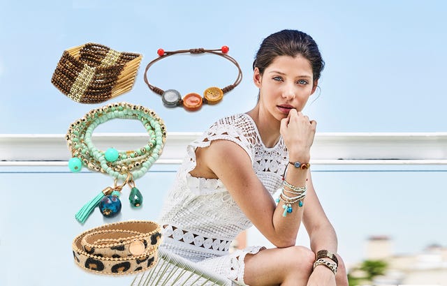 Modelo con pulseras de verano con Diez Minutos
