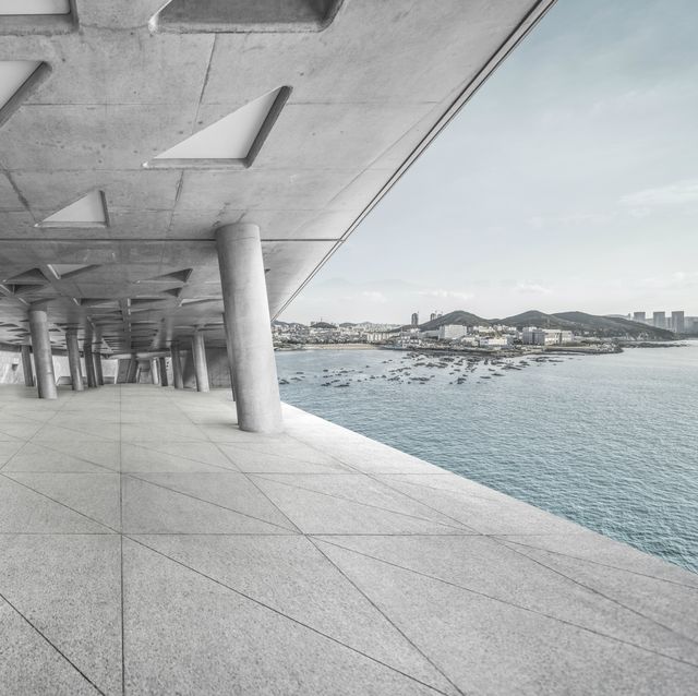 un'architettura contemporanea in cemento a vista