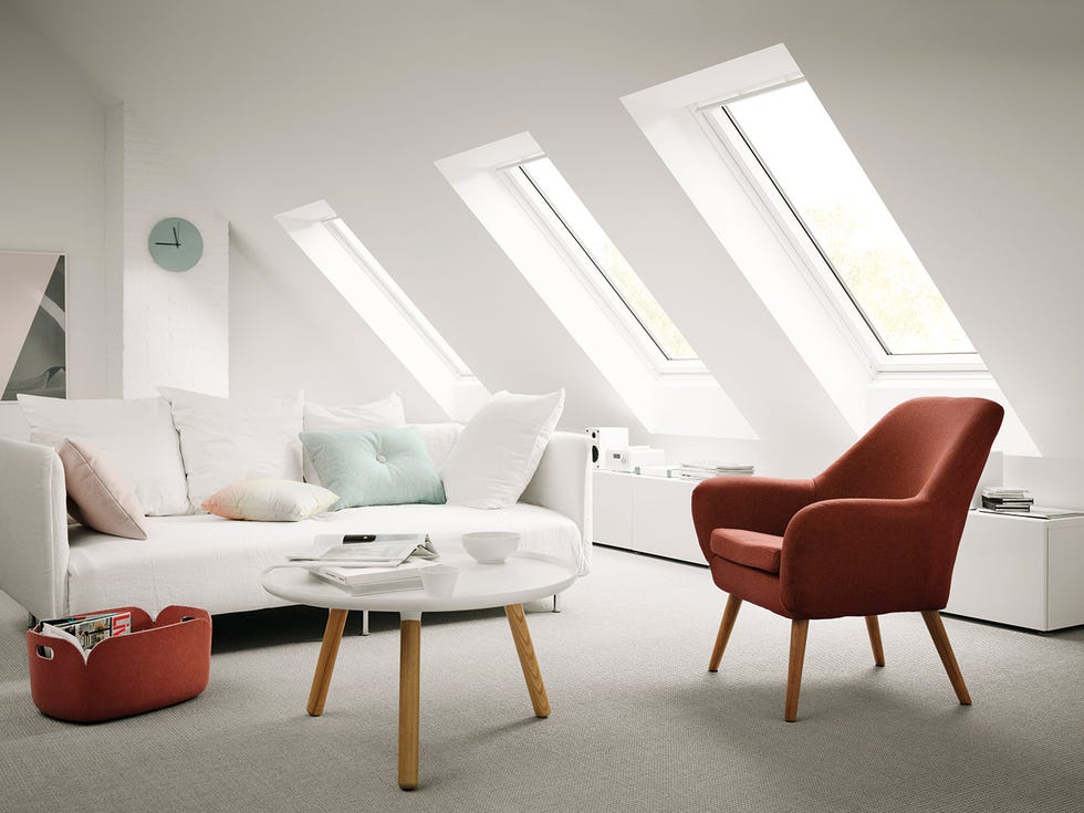 salón abuhardillado con ventanas de tejado