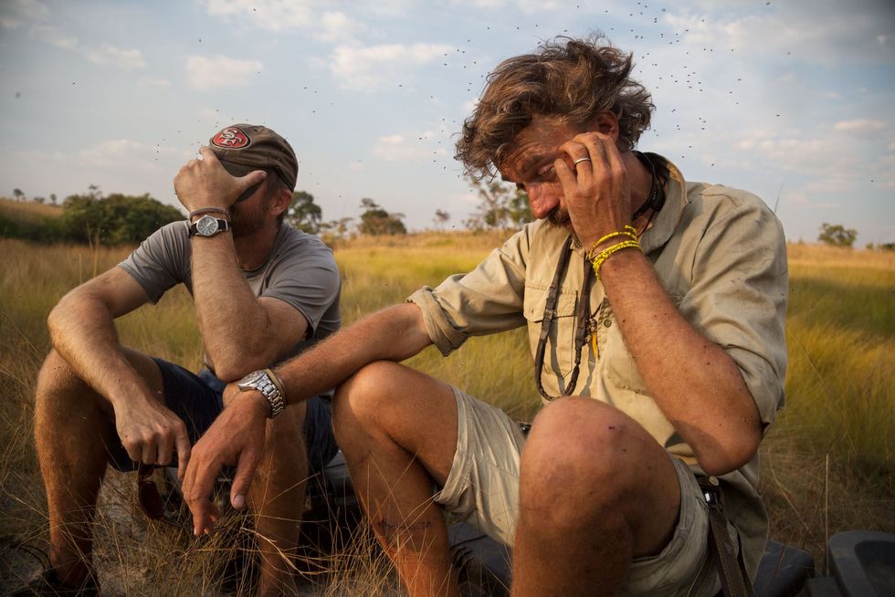 Projectleider Steve Boyes rechts en National Geographicfilmmaker Neil Gelinas rusten even uit In ruim tien jaar veldwerk voor het behoud van de Okavangodelta moest Boyes al veel overwinnen bureaucratie landmijnen Dan is een aanval van zweetbijen niet iets om wakker van te liggen